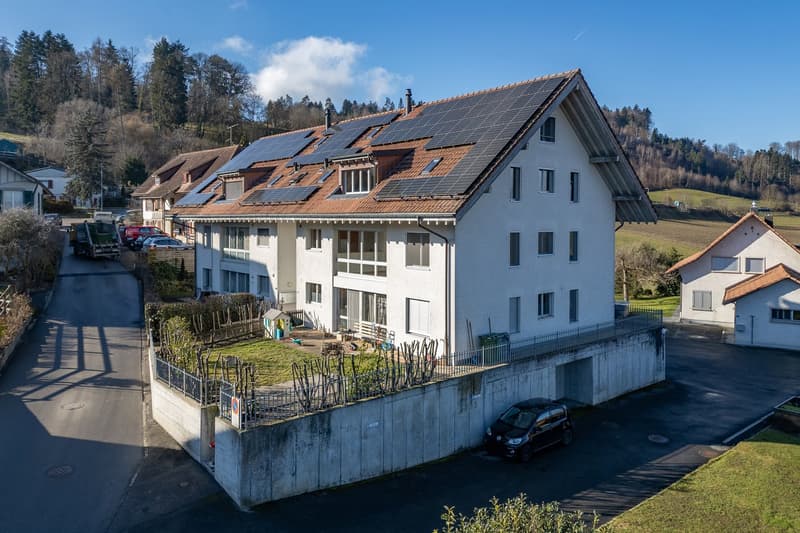 Grosse 4-Zimmer-Maisonette-Wohnung mit Sauna und herrlicher Aussicht in Schüpfen (2)