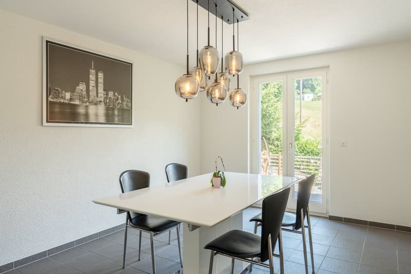 Freistehendes Einfamilienhaus mit Pool und viel Umschwung (7)