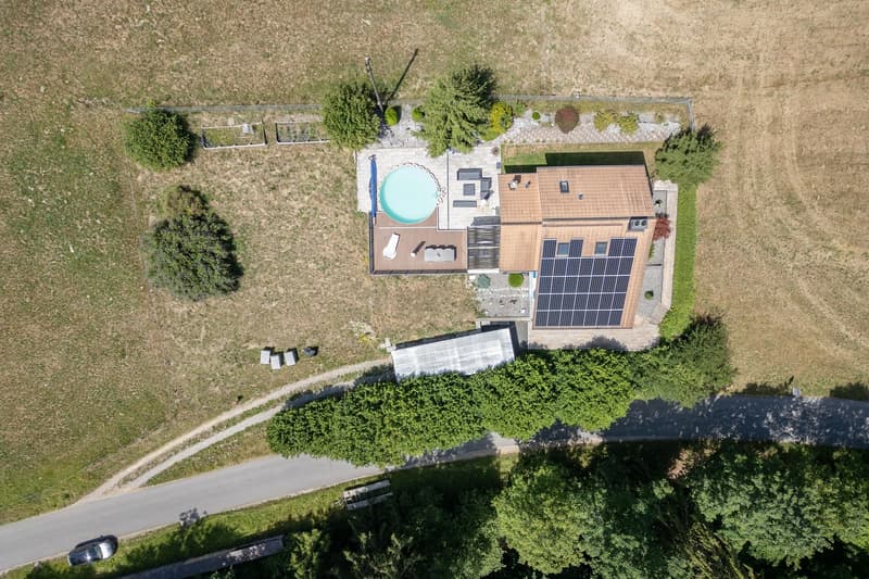 Freistehendes Einfamilienhaus mit Pool und viel Umschwung (5)