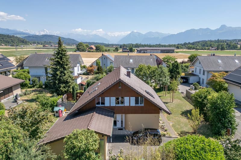 Freistehendes & grosszügiges Einfamilienhaus mit grossem Garten (2)