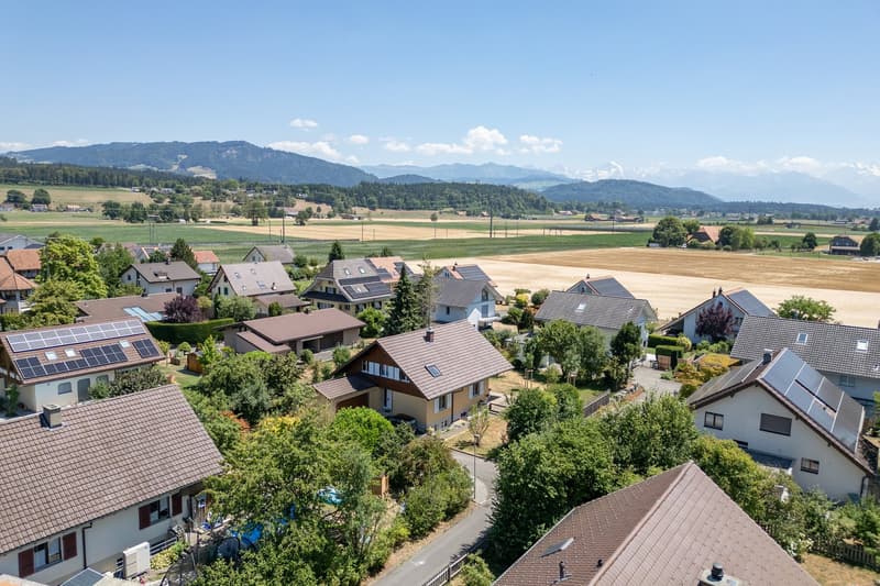 Freistehendes & grosszügiges Einfamilienhaus mit grossem Garten (1)