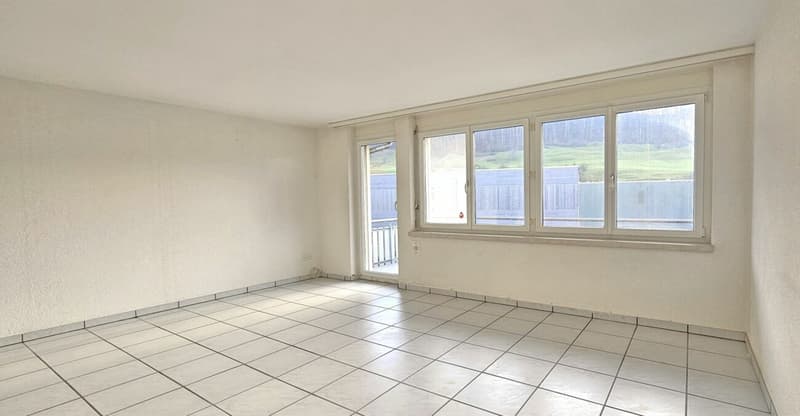 Wohnzimmer mit Ausgang auf den Balkon