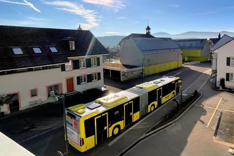 Zentrumslage mit Bushaltestelle vor dem Haus / rechts: Garage