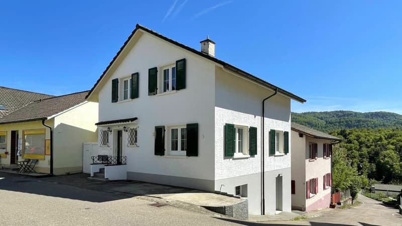 Nordwestansicht mit Parkplatz
