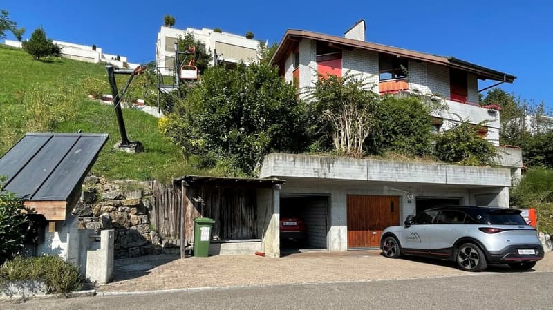 Ansicht Ost mit Garagen und Seilbahn-Talstation