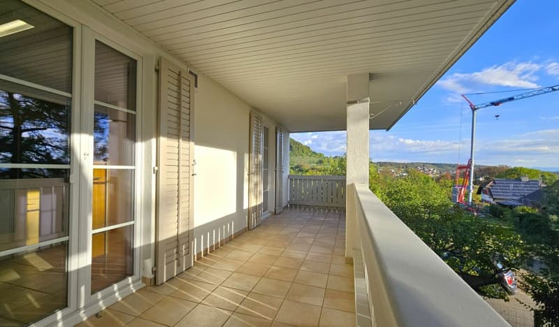 grosser Balkon mit Morgensonne