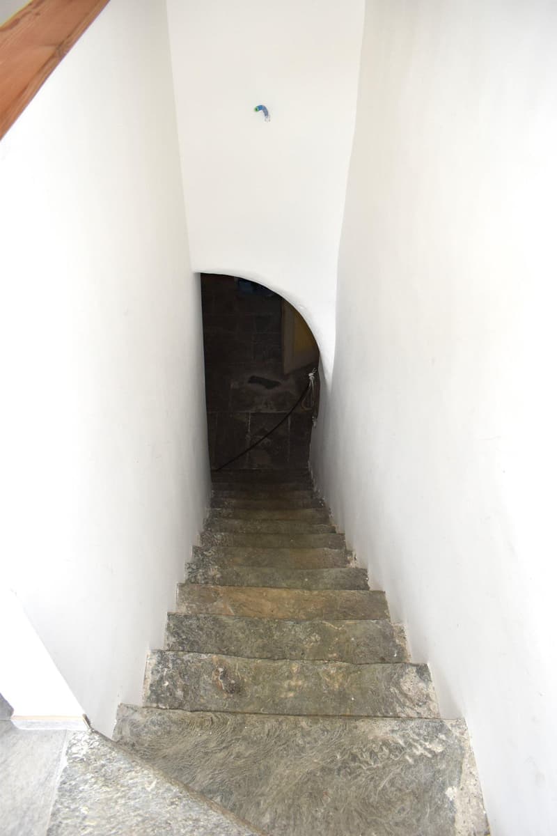 Stone steps, white walls, archway