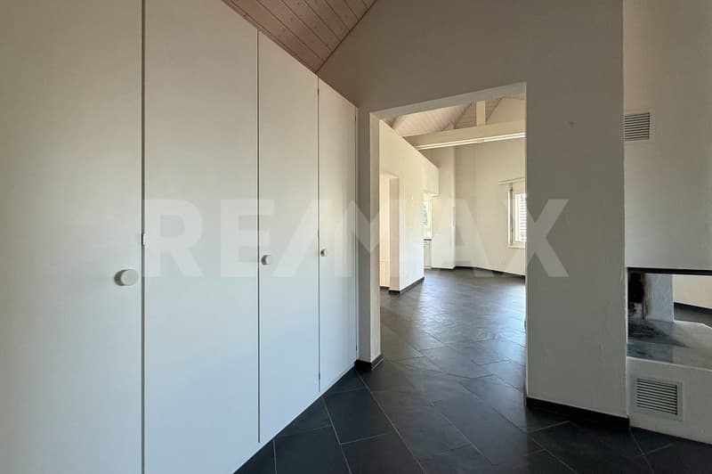 Charmante Dachwohnung mit Cheminée und Terrasse in ruhigem Quartier (2)