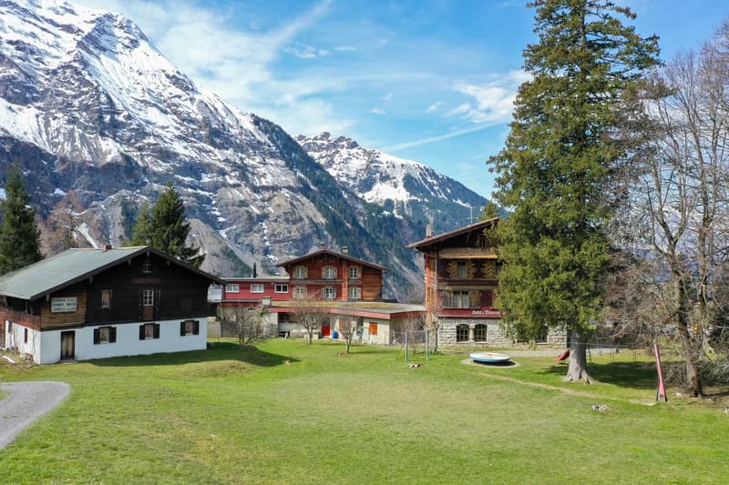 Posthaus Urigen mit Blick auf die Residenz Posthaus und Hotel