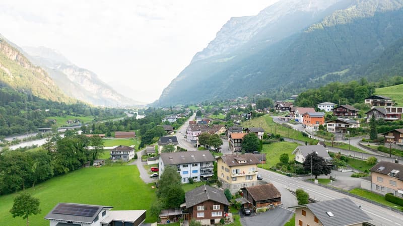 Bauland in Silenen mit Blick in die Berge