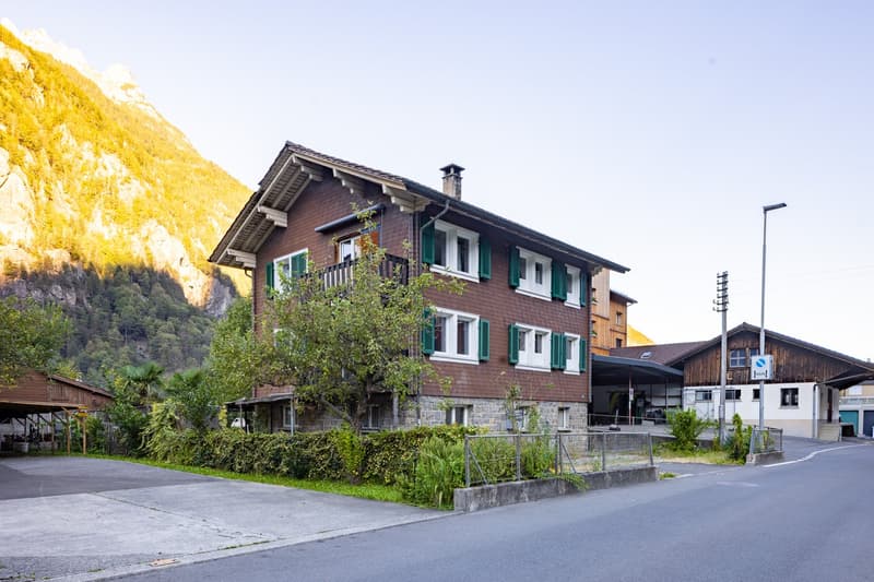 Zweifamilienhaus mit Parkplatz