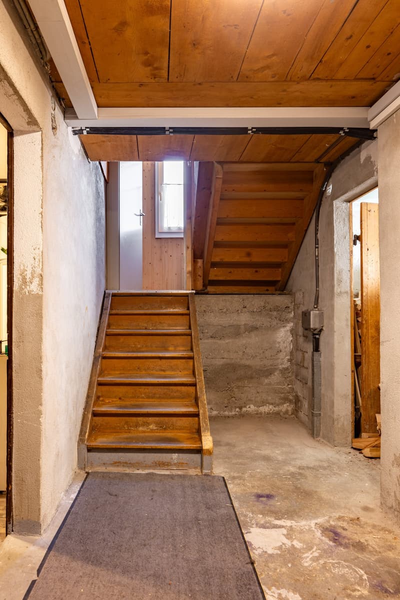 Keller im EG mit Treppenhaus zu den Wohnungen