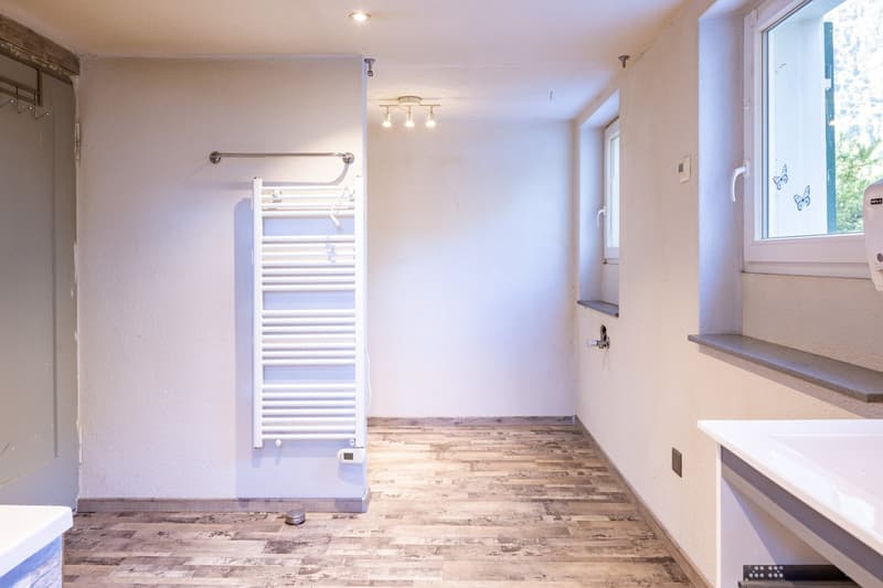 Badezimmer Wohnung mit Fenster