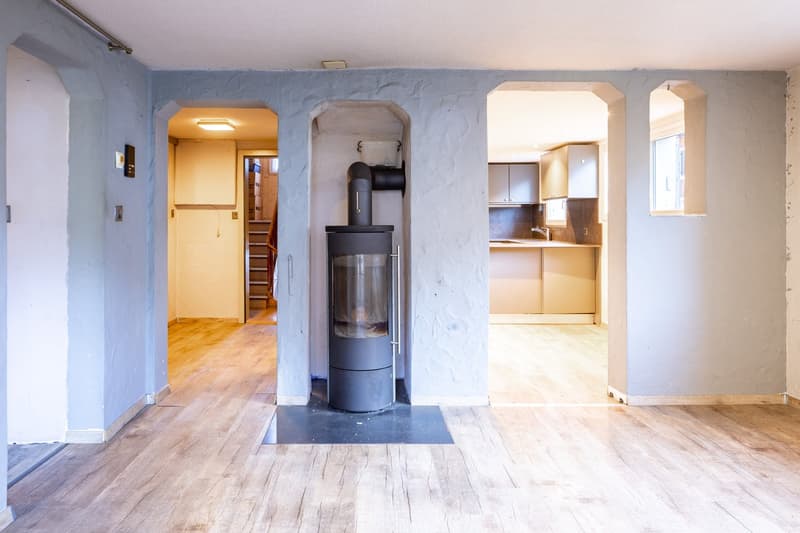 Wohnzimmer mit Blick Richtung Eingang und Küche