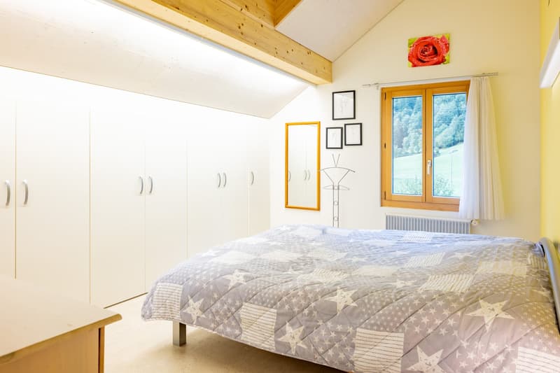 Schlafzimmer mit Einbauschrank und Dachfenster im DG