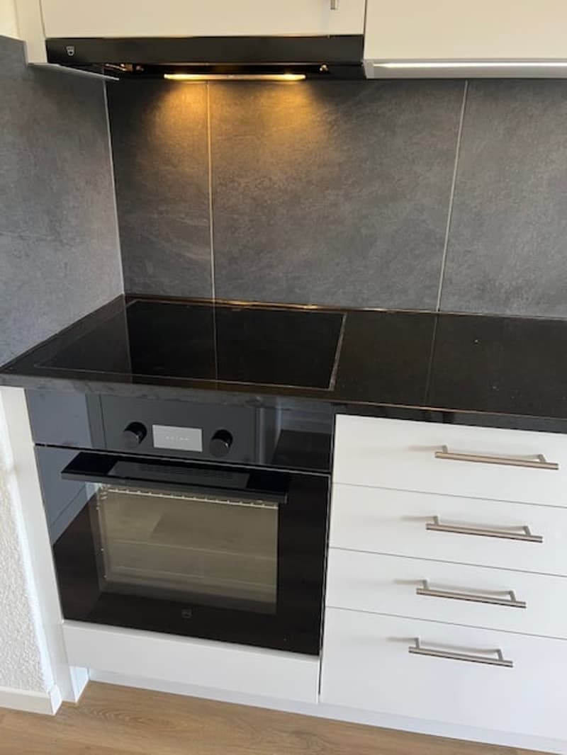 PER 25.10.2026 GROSSZÜGIG NEU RENOVIERTE 3-ZIMMERWOHNUNG MIT SUPER AUSSICHT ZU VERMIETEN (4)
