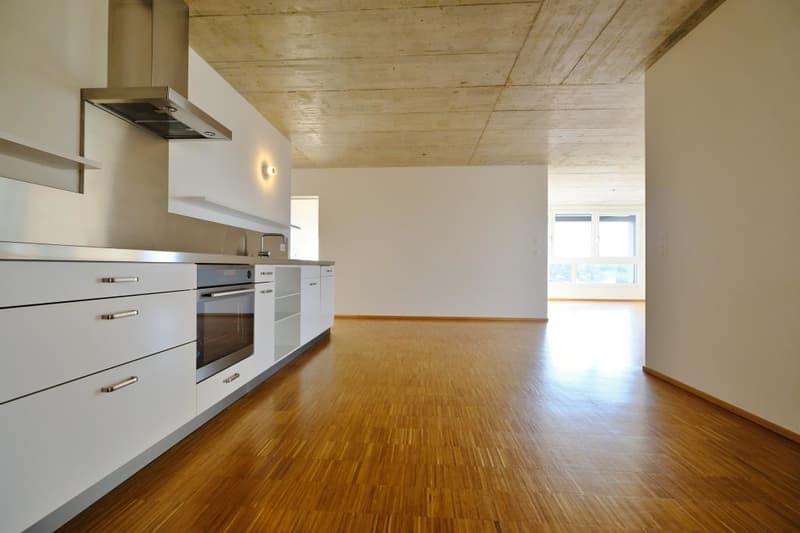 Blick von der Küche in den Wohnbereich