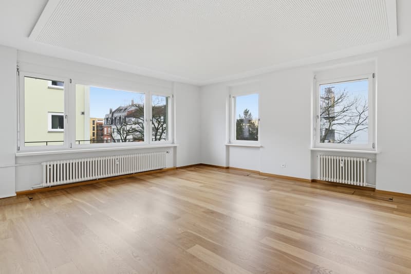 empty room, wooden floor, white walls, large windows, white radiators