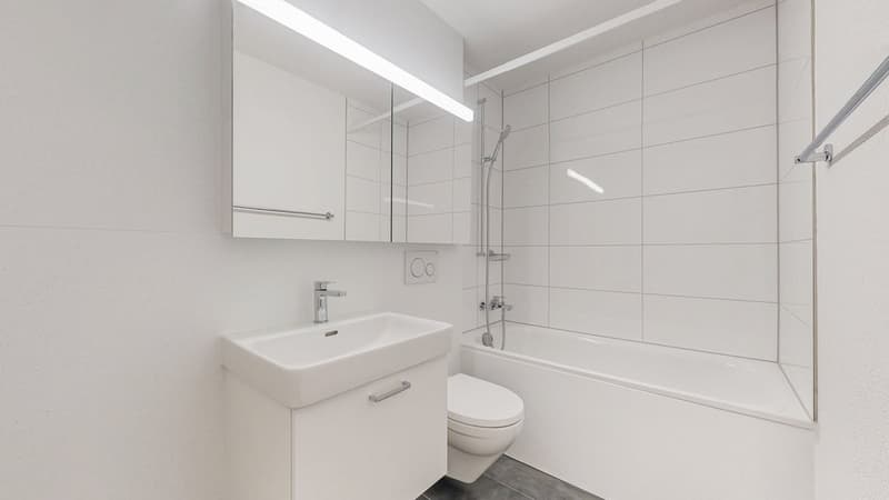 grosses Badezimmer mit Badewanne