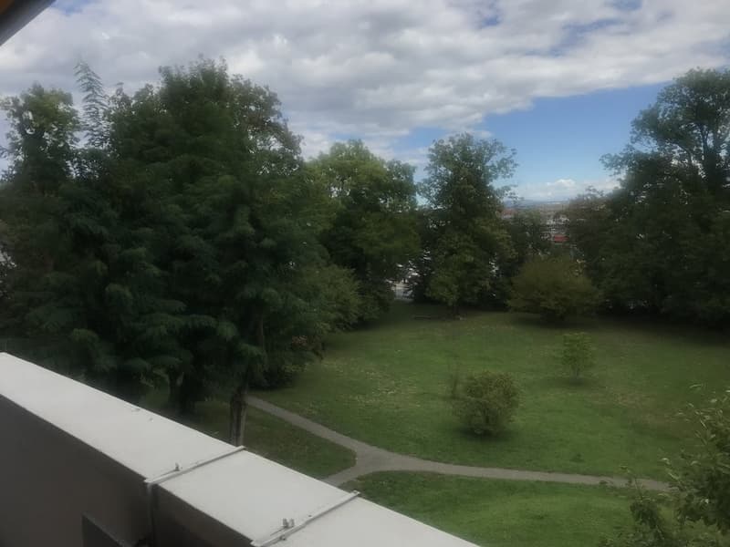 Looking for accommodation near the train station and shops? (2)