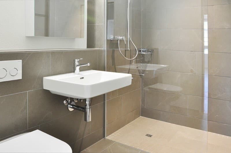 Badezimmer mit Dusche