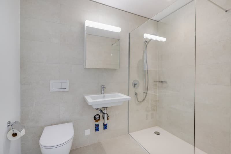 Badezimmer mit Dusche
