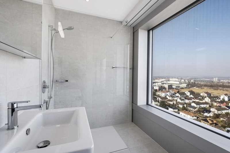 Bad mit Dusche und Fenster