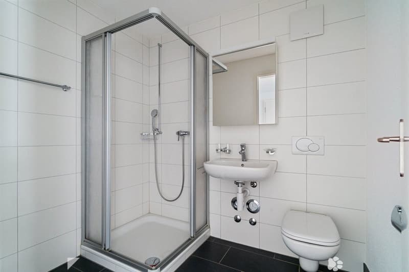 Badezimmer mit Dusche