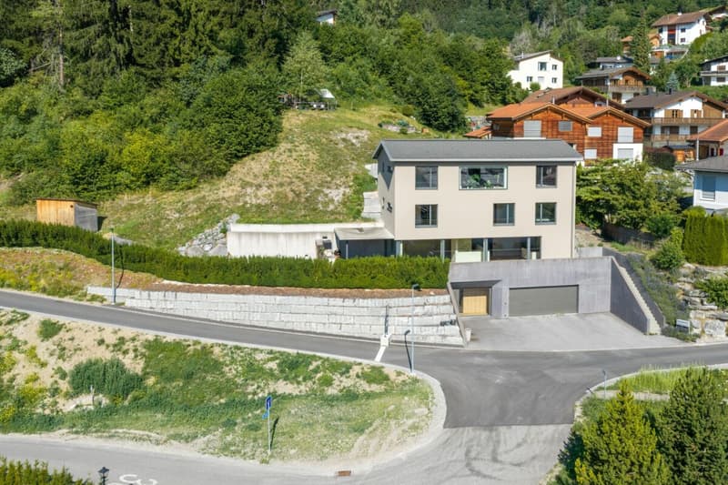 Attractive two-family house with 5.5 rooms main apartment and 2.5 rooms second apartment for sale (1)