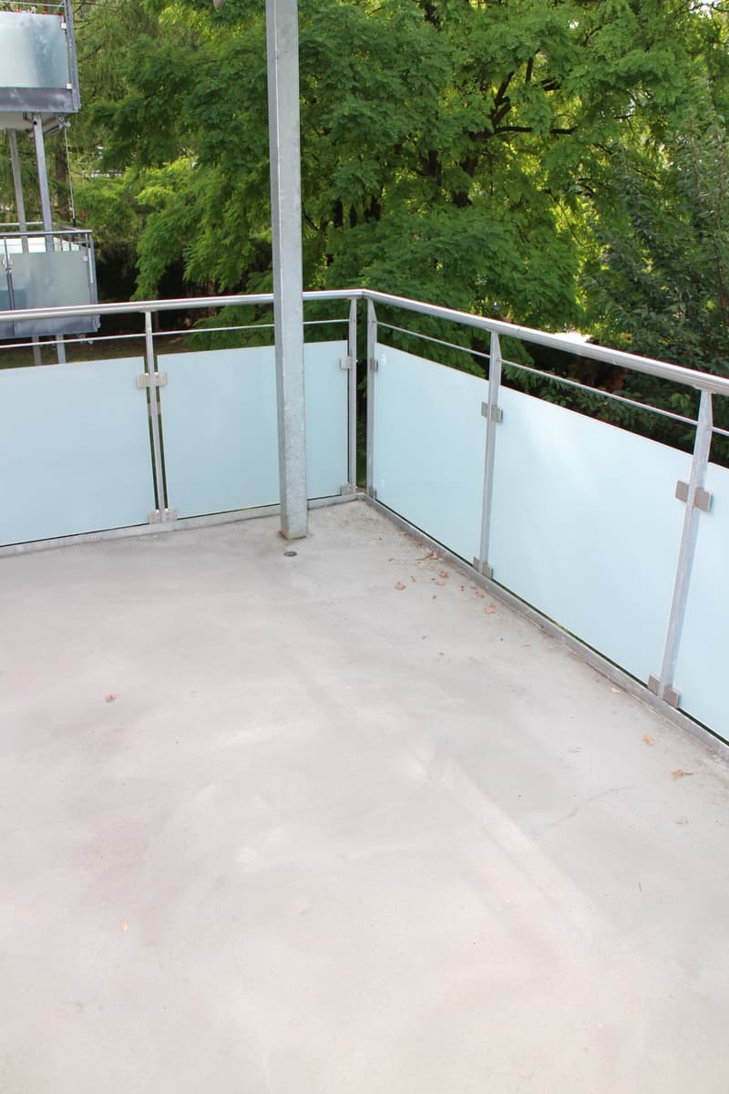 zentral gelegene, helle 2-Zimmerwohnung im 1. OG mit grosszügigem Balkon (11)