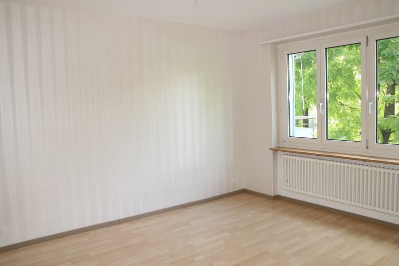 zentral gelegene, helle 2-Zimmerwohnung im 1. OG mit grosszügigem Balkon (1)