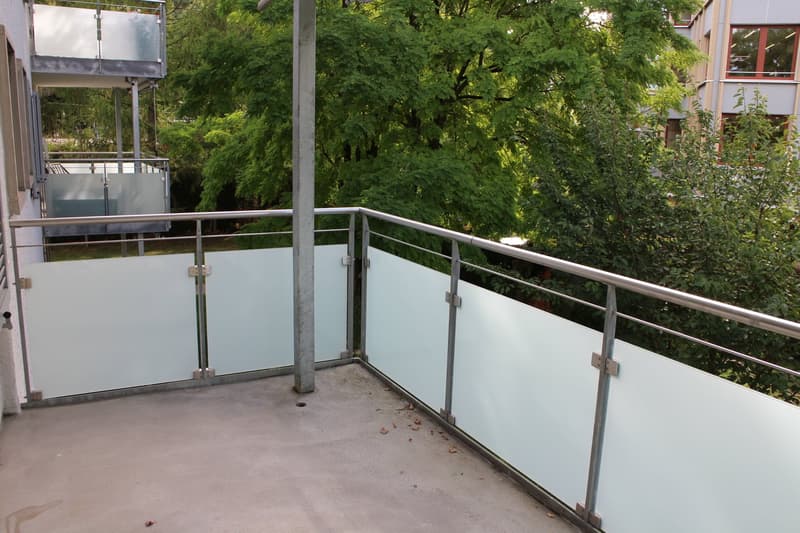 zentral gelegene, helle 2-Zimmerwohnung im 1. OG mit grosszügigem Balkon (12)