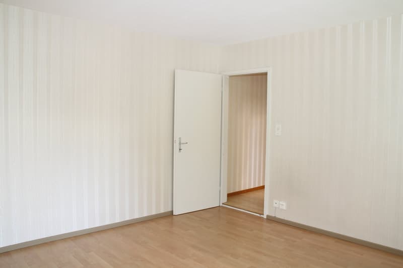 zentral gelegene, helle 2-Zimmerwohnung im 1. OG mit grosszügigem Balkon (6)