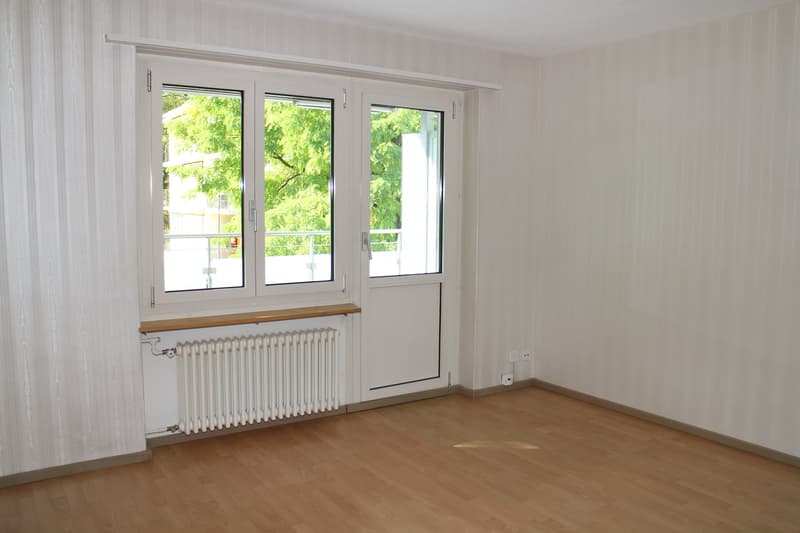 zentral gelegene, helle 2-Zimmerwohnung im 1. OG mit grosszügigem Balkon (5)