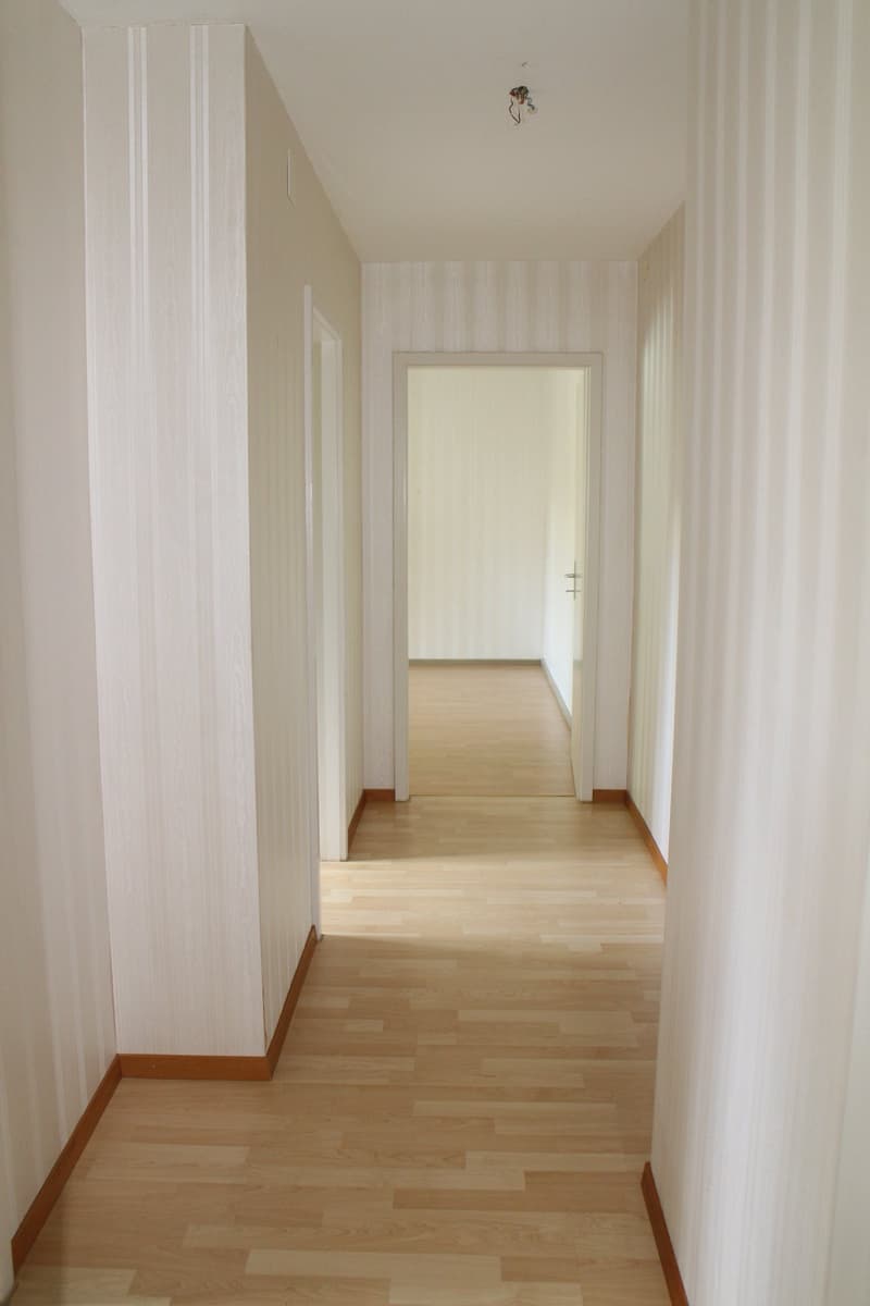 zentral gelegene, helle 2-Zimmerwohnung im 1. OG mit grosszügigem Balkon (9)