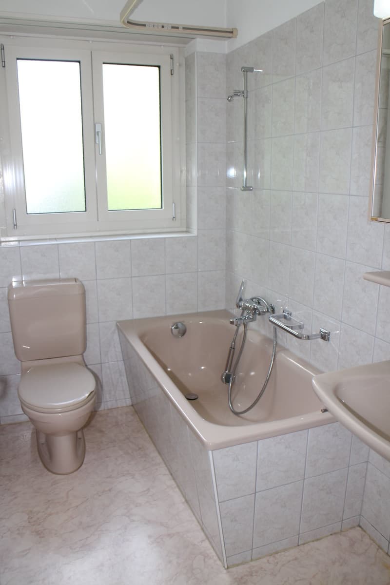 zentral gelegene, helle 2-Zimmerwohnung im 1. OG mit grosszügigem Balkon (4)