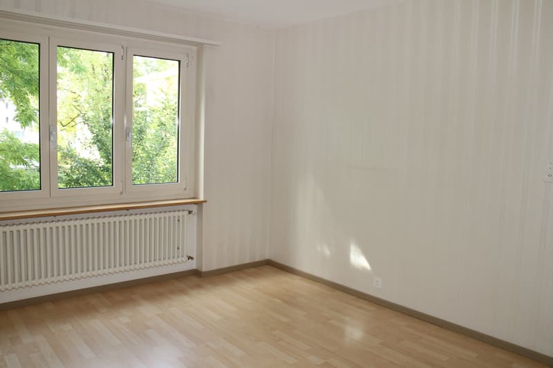 zentral gelegene, helle 2-Zimmerwohnung im 1. OG mit grosszügigem Balkon (8)