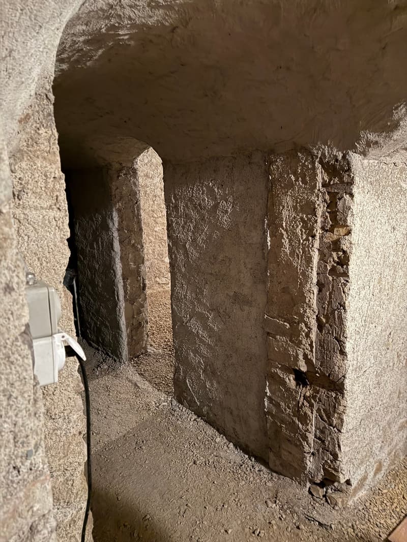 Top wine cellar for rent. (2)