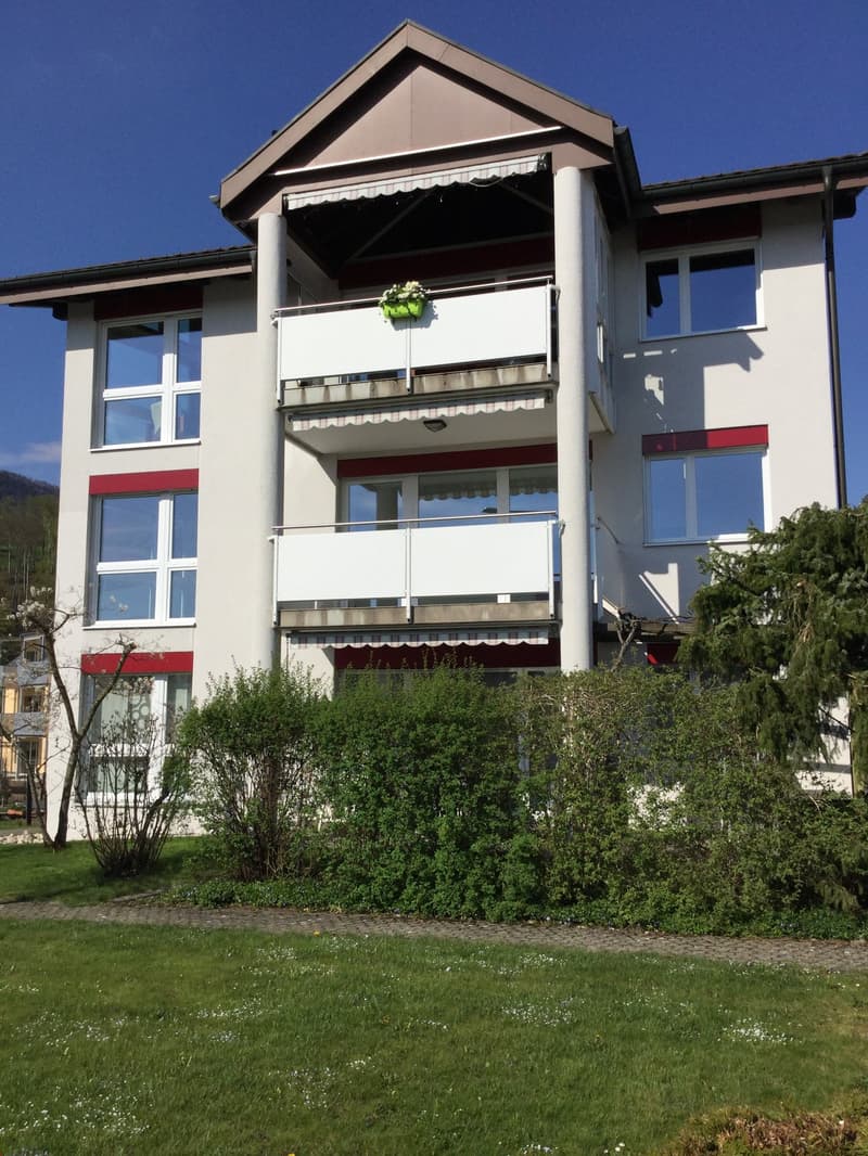 Grand appartement de 4,5 pièces sous les toits dans une maison de 3 familles avec vue panoramique (2)
