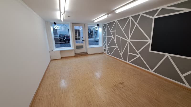 Renovation-requiring single-family house with shop in central location (3)