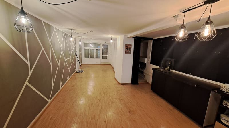 Renovation-requiring single-family house with shop in central location (4)
