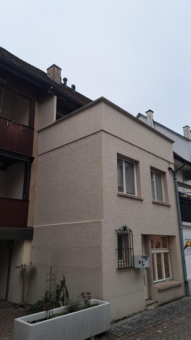 Renovationsbedürftigtes Einfamilienhaus mit Laden an zentraler Lage (6)