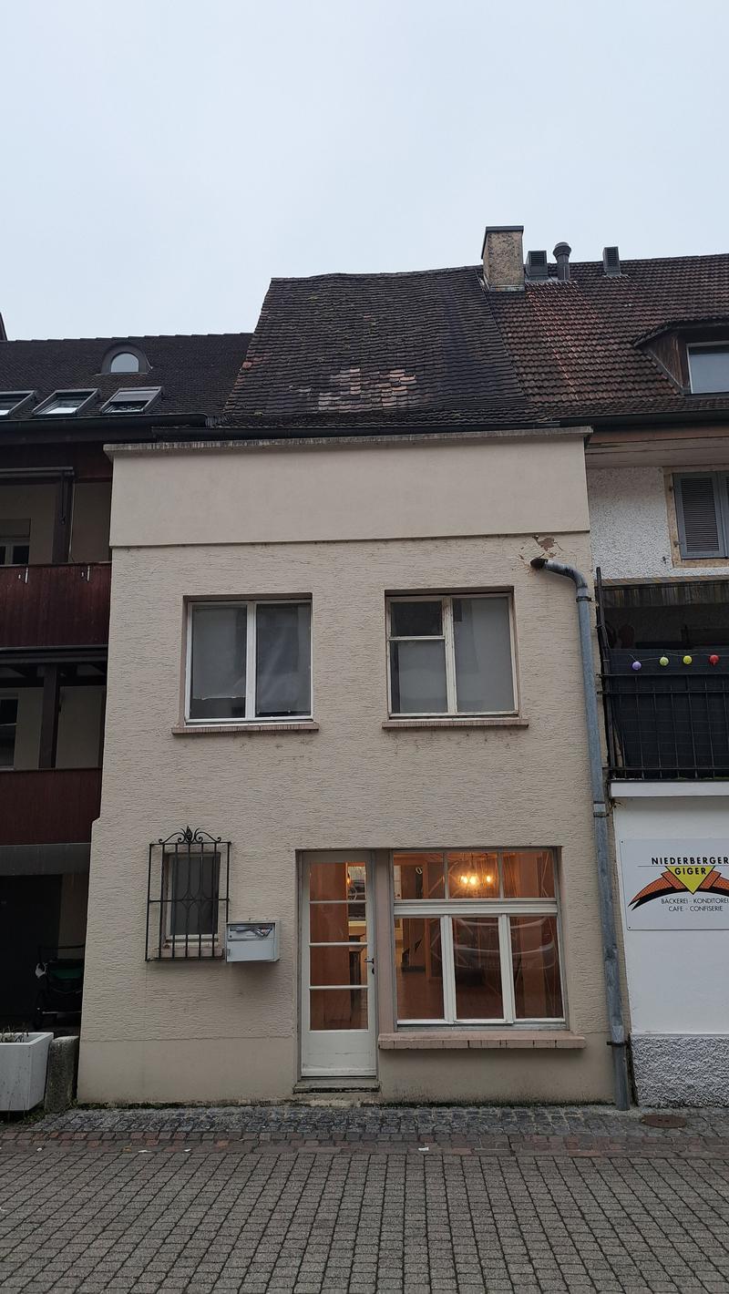 Renovationsbedürftigtes Einfamilienhaus mit Laden an zentraler Lage (5)