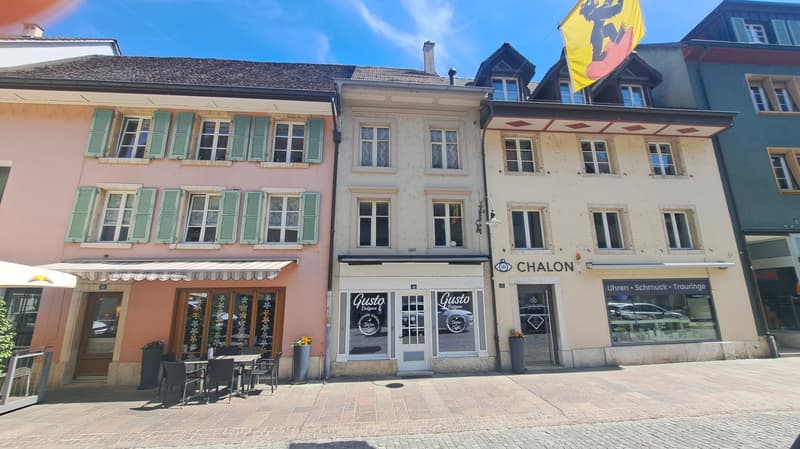 Renovationsbedürftigtes Einfamilienhaus mit Laden an zentraler Lage (1)