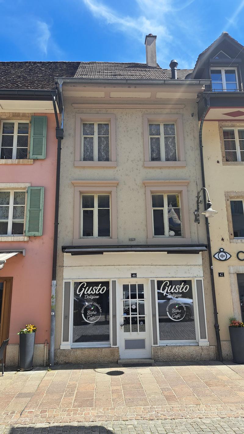 Renovationsbedürftigtes Einfamilienhaus mit Laden an zentraler Lage (2)