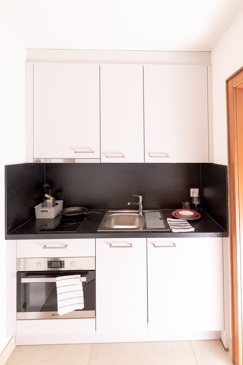 FULLY REFURBISHED: Quiet & central with breath-taking panoramic view on roof deck! (8)