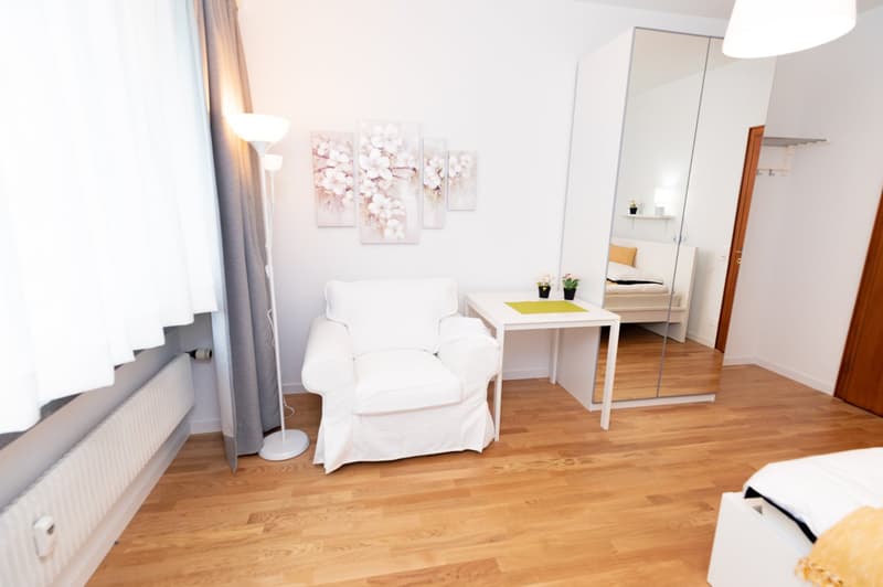 FULLY REFURBISHED: Quiet & central with breath-taking panoramic view on roof deck! (7)