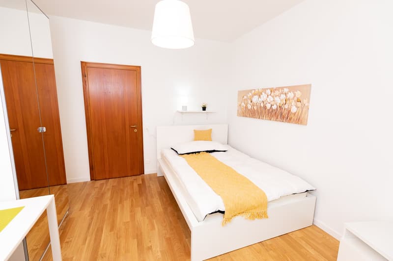 FULLY REFURBISHED: Quiet & central with breath-taking panoramic view on roof deck! (5)