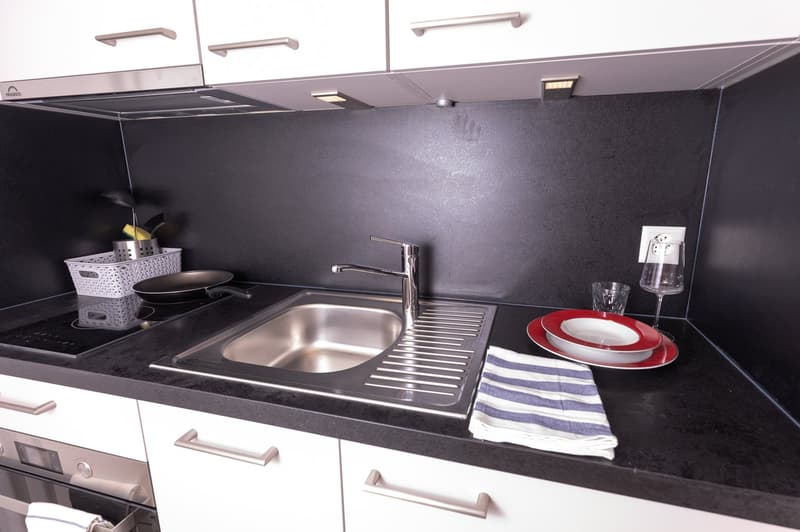 FULLY REFURBISHED: Quiet & central with breath-taking panoramic view on roof deck! (9)