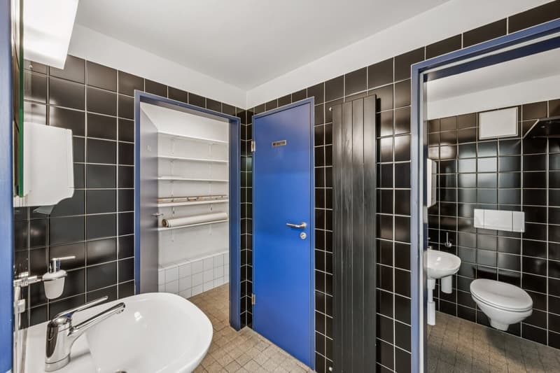 Toilette Herren / Damen und Stauraum